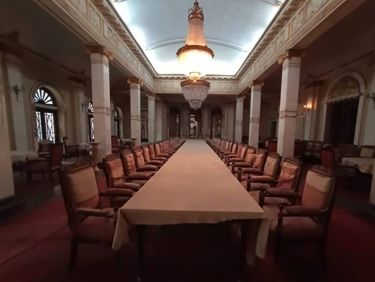 डाइनिंग हॉल जहां एक साथ कई लोग खाना खा सकते हैं।