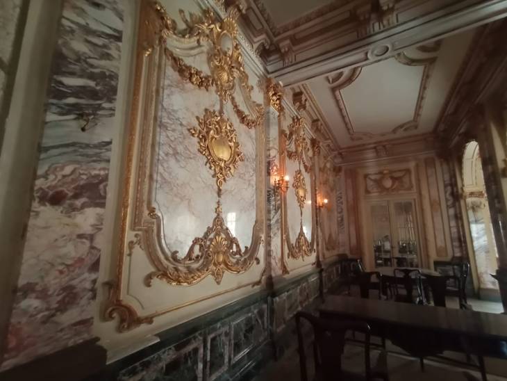 फर्श से लेकर दीवारों तक संगमरमर और गोल्डन ऑर्नामेंट वर्क।