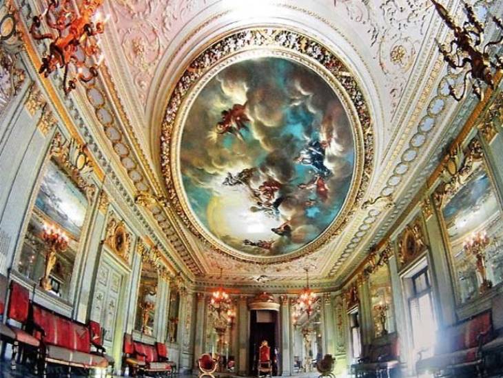सीलिंग पर फ्रांस के कलाकारों ने बनाई पेंटिग्स।