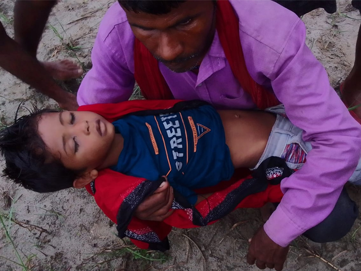 10 दिन पूर्व बच्चे के शव को दफनाते परिजन।