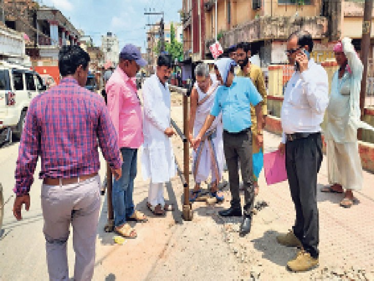 प्रभात सिनेमा रोड में लगी बैरिकेडिंग का जायजा लेते एसडीओ पूर्वी ज्ञान प्रकाश। - Dainik Bhaskar