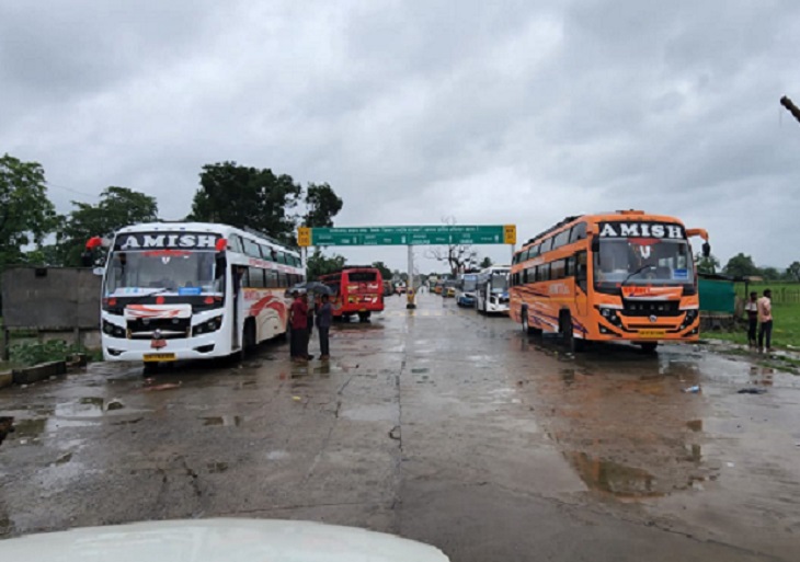 हाईवे बंद होने से कोंटा-चट्टी बॉर्डर पर फंसे वाहन।
