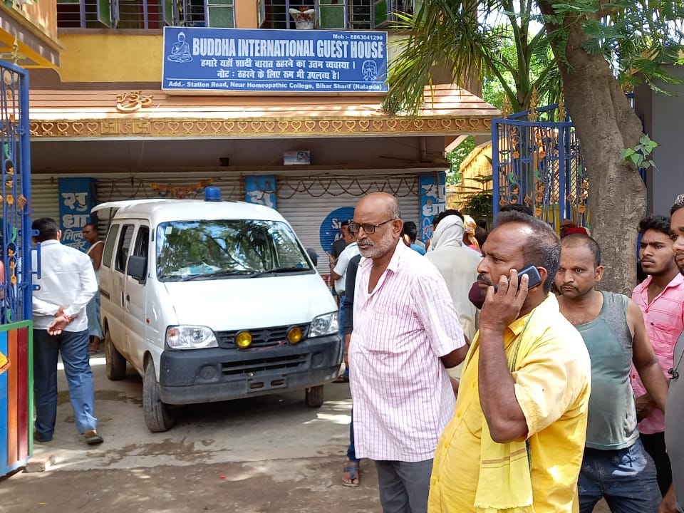 गेस्ट हाउस के पास जुटी लोगों की भीड़।