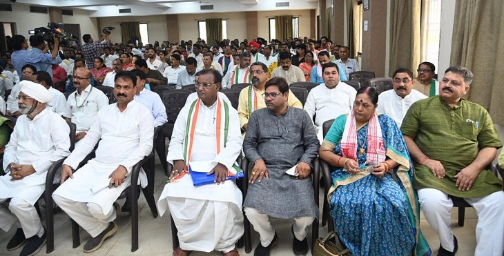 मंगलवार को हुई कांग्रेस की बैठक काफी गर्म रही।