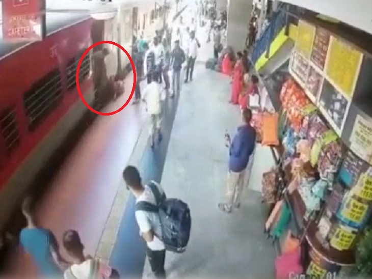 ट्रेन में चढ़ने के दौरान महिला का पैर फिसला और वो गिर पड़ी।