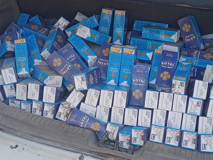 दिल्ली नंबर कार से जब्त शराब। - Dainik Bhaskar