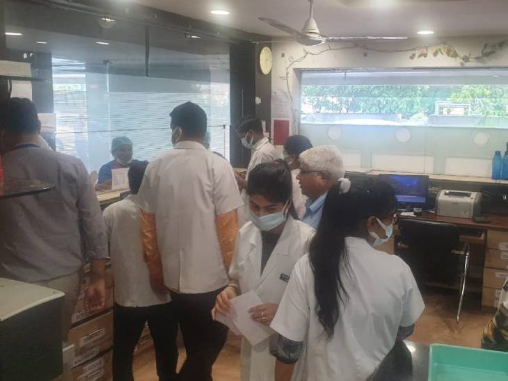 एप्पल अस्पताल पर कार्रवाई करती टीम।