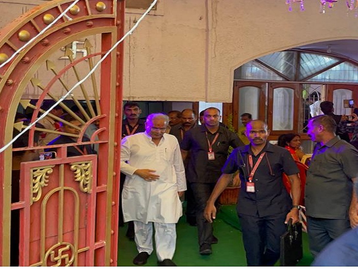 CM बघेल ने अनुरागी धाम में की विशेष पूजा अर्चना।