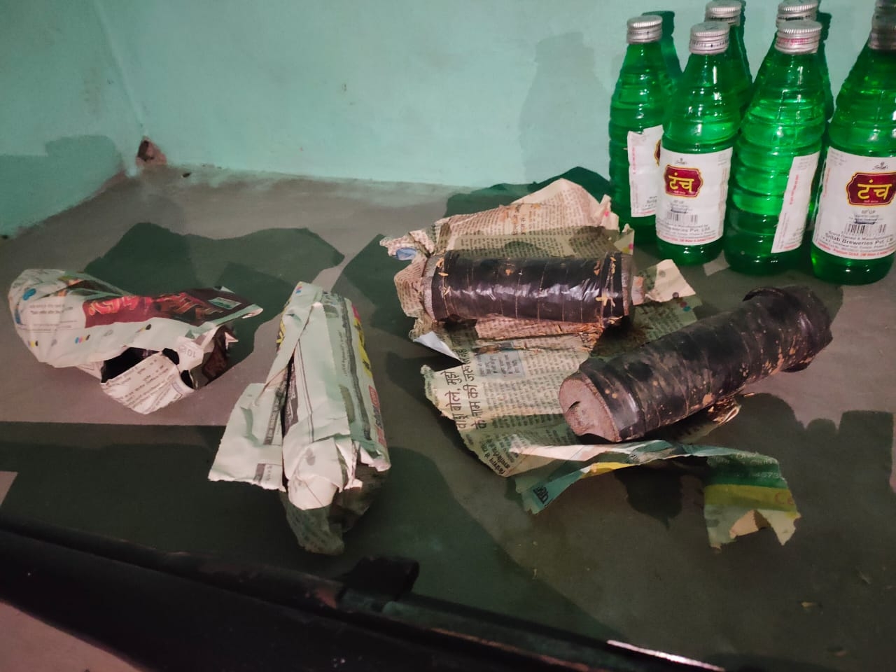 बरामद बम और देसी शराब।