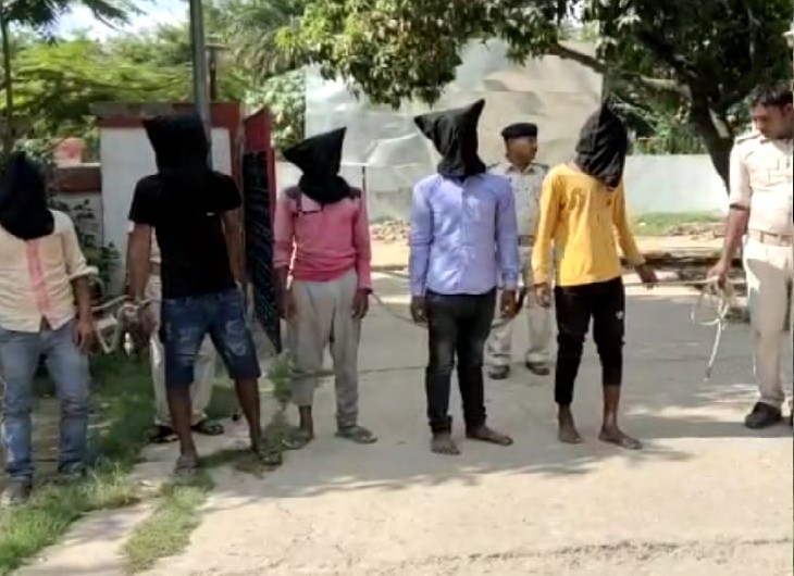 पुलिस के हत्थे चढ़े लुटेरे। - Dainik Bhaskar