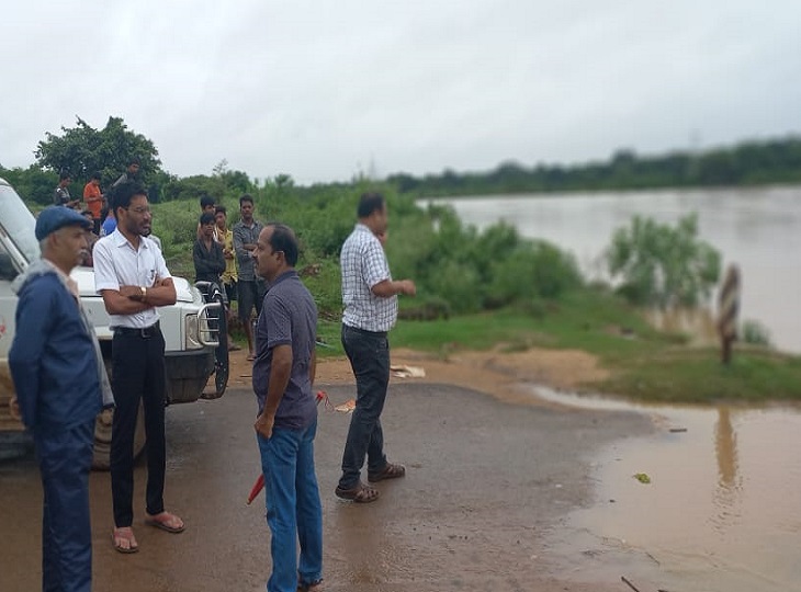मौके पर जायजा लेने पहुंचे अफसर।