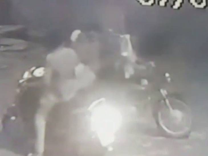 बाइक सवार बदमाशों ने युवक को थप्पड़ मारे और डॉगी लेकर फरार हो गए।