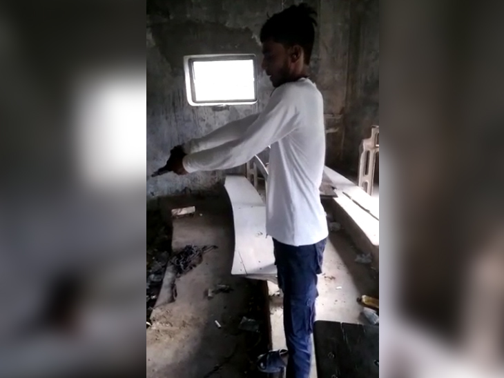 युवक की फिलहाल पहचान नहीं हो सकी है।