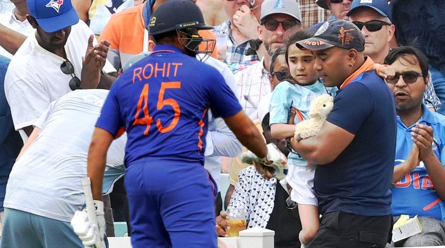 नन्हीं फैन मीरा से मिलने पहुंचे रोहित शर्मा।