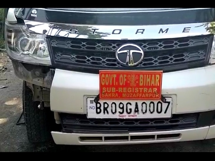 कार का साइड वाला हिस्सा हुआ क्षतिग्रस्त - Dainik Bhaskar