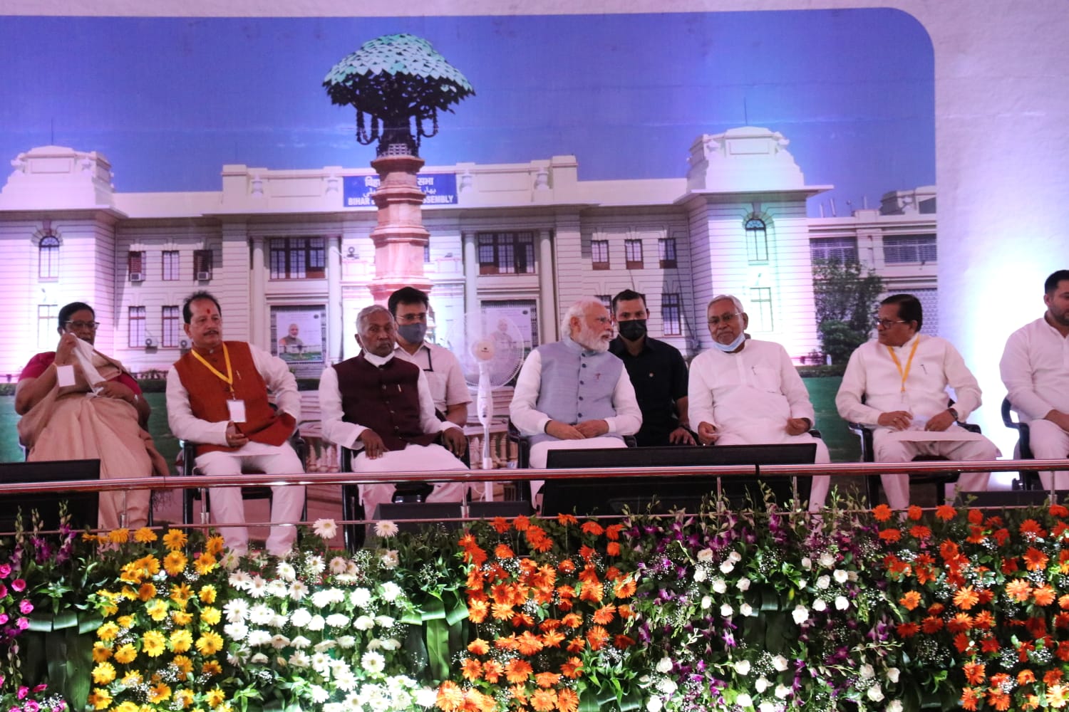 कार्यक्रम में बैठे PM मोदी और मुख्यमंत्री नीतीश कुमार समेत अन्य।