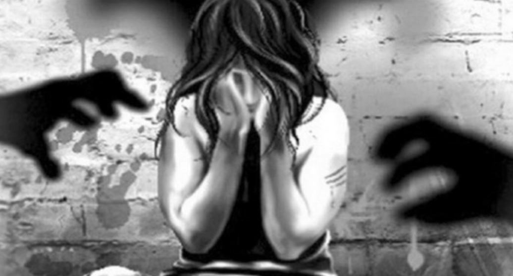 आरोप है कि बच्ची को आरोपी दिल्ली मुंबई एक्सप्रेस वे पर एक कमरे में ले गए। वहां कोल्ड ड्रिंक में नशीला पदार्थ मिलाकर बेहोश कर दिया। इसके बाद दोनों युवकों ने गैंगरेप किया। रेप के बाद उसे सड़क किनारे छोड़ गए।