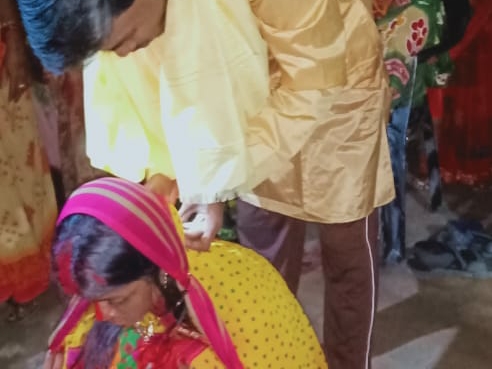 लड़की को मंगलसूत्र पहनाता बॉयफ्रेंड।