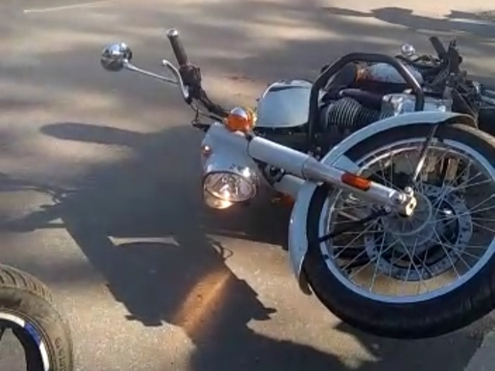 सड़क पर गिरी बाइक।