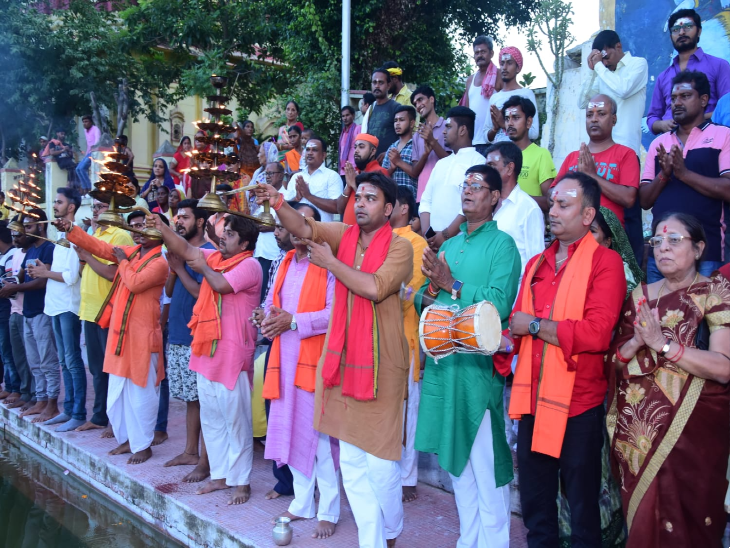 गंगा आरती करते भक्त - Dainik Bhaskar