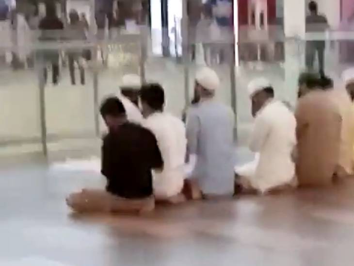 ये तस्वीर वॉट्सऐप और फेसबुक पर पोस्ट की जा रही है। मॉल के अंदर नमाज पढ़ते हुए लोग दिख रहे हैं।