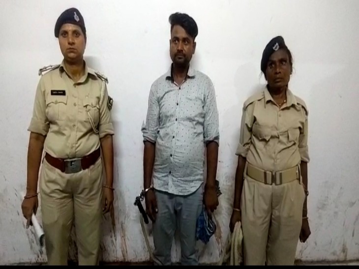 पुलिस हिरासत में आरोपी पति। - Dainik Bhaskar