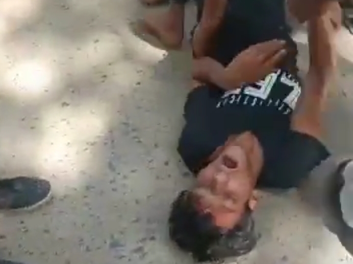 पटना सिटी में पुलिस की गुंडागर्दी आई सामने: एक युवक की बीच सड़क पर की जमकर  पिटाई, वीडियो वायरल – Bharat News India