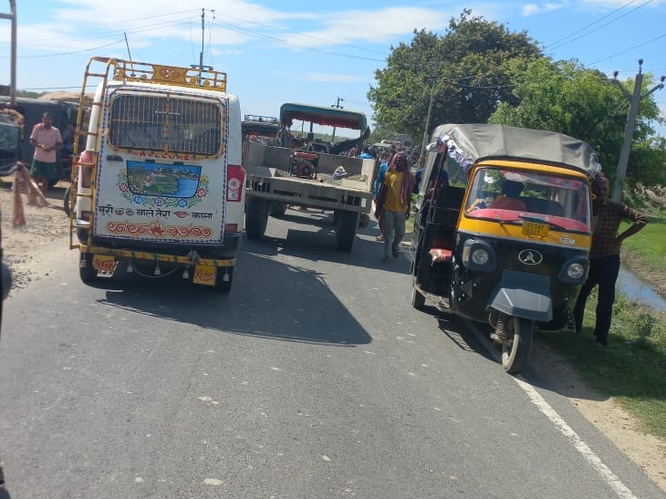 पोशाक राशि और मध्यान भोजन सहित पठन-पाठन को लेकर आक्रोशित हुए छात्र | School  students blocked the road in Khagaria - Dainik Bhaskar