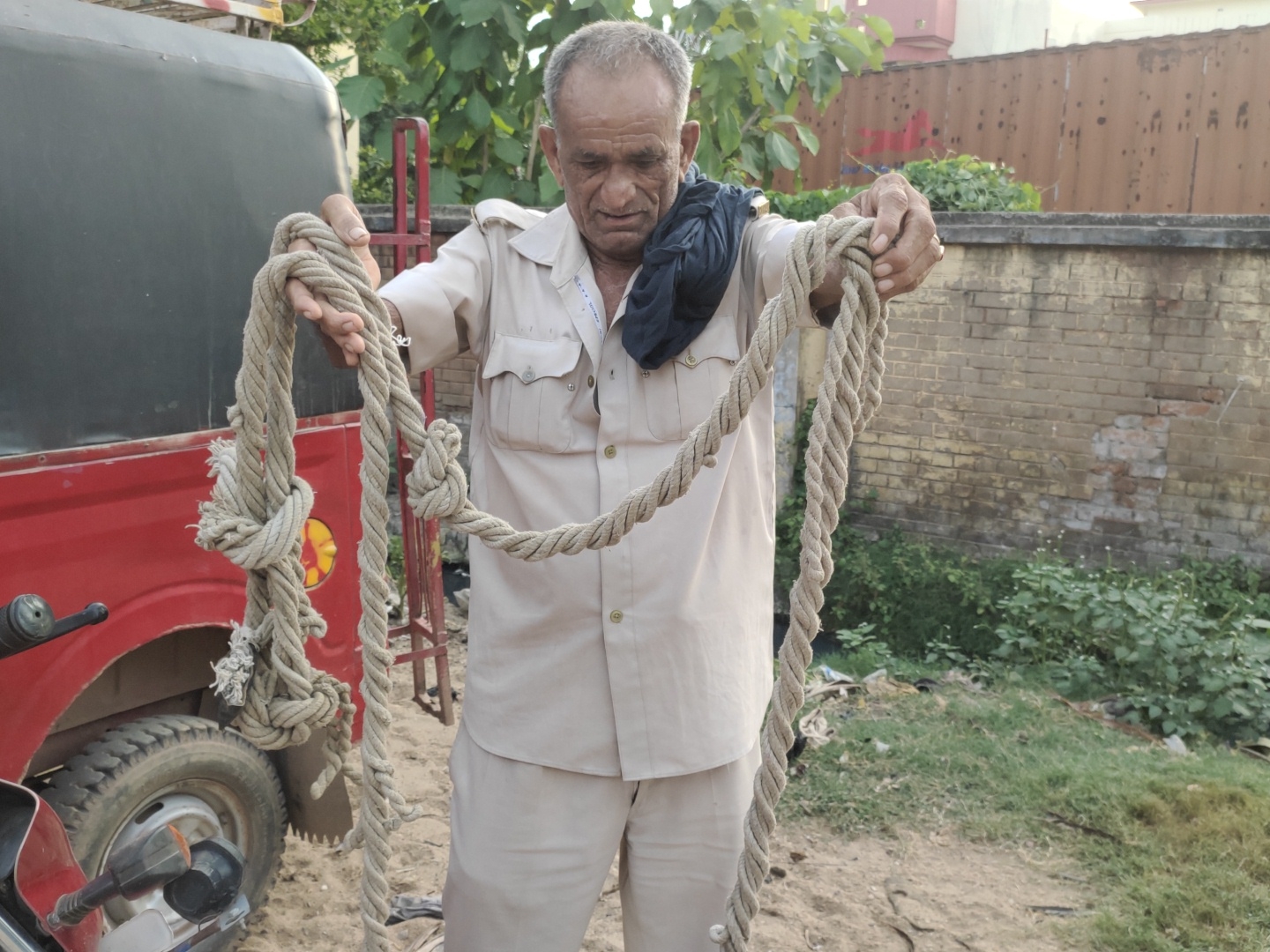 नवादा में हथकड़ी की रस्सी तोड़ कैदी हुआ फरार - Dainik Bhaskar