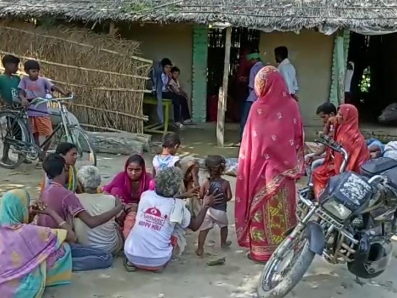 सीतामढ़ी के खलिहान में सोए अवस्था में युवक की हत्या: बदमाशों ने युवक के सिर पर धारदार हथियार से किया वार, पुलिस मामले की कर रही छानबीन – Bharat ...