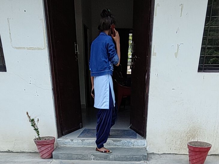 बॉयफ्रेंड के लिए छात्राओं में चले चाकू, : गर्ल्स कॉलेज की स्टूडेंट्स ने यूनिवर्सिटी की छात्रा को लात-थप्पड़ भी मारे 2 विश्वविद्यालय ने इस घटना की जांच के लिए अनुशासन समिति को निर्देशित किया है।