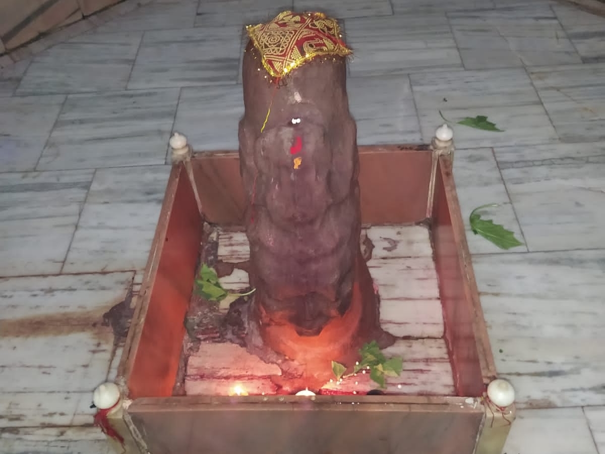Devotees worshiped in the famous Mahahar Dham of Ghazipur, King Dasharatha  had established Shivling to get a son. | सावन का पावन महीना: गाजीपुर के  प्रसिद्ध महाहर धाम में भक्तों ने की