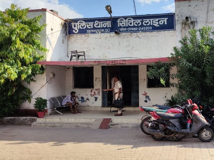 बॉयफ्रेंड के लिए छात्राओं में चले चाकू, : गर्ल्स कॉलेज की स्टूडेंट्स ने यूनिवर्सिटी की छात्रा को लात-थप्पड़ भी मारे 3 छात्रा ने थाने पहुंचकर शिकायत की।