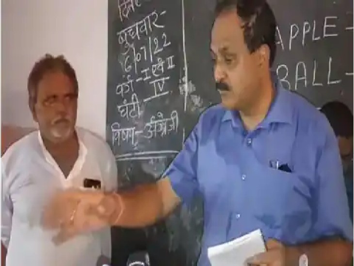कुर्ता-पायजामा पहनकर स्कूल आने पर फटकार लगाते लखीसराय के डीएम। - Dainik Bhaskar