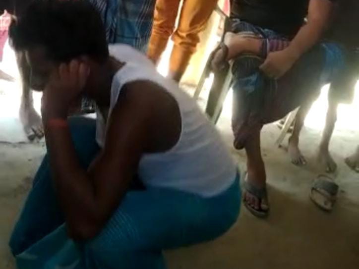 उठक-बैठक करता आरोपी।