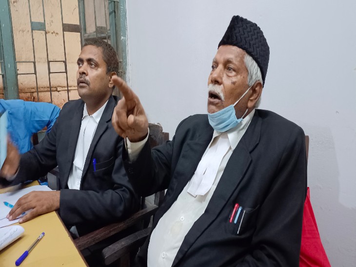 मामले की जानकारी देते लोक अभियोजक। - Dainik Bhaskar