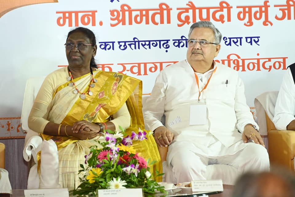 डॉ रमन सिंह के साथ मुर्मू।