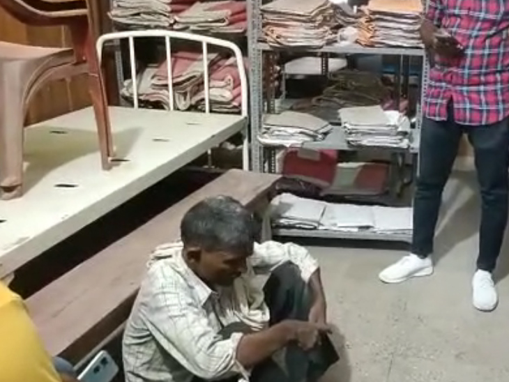 आरोपी से पूछताछ करते लोग।