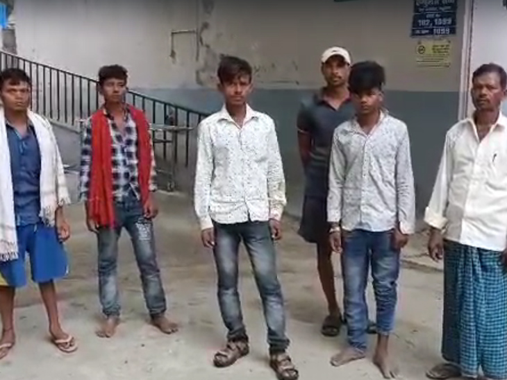 पोस्टमॉर्टम हाउस के पास मौजूद बच्चे के परिजन।