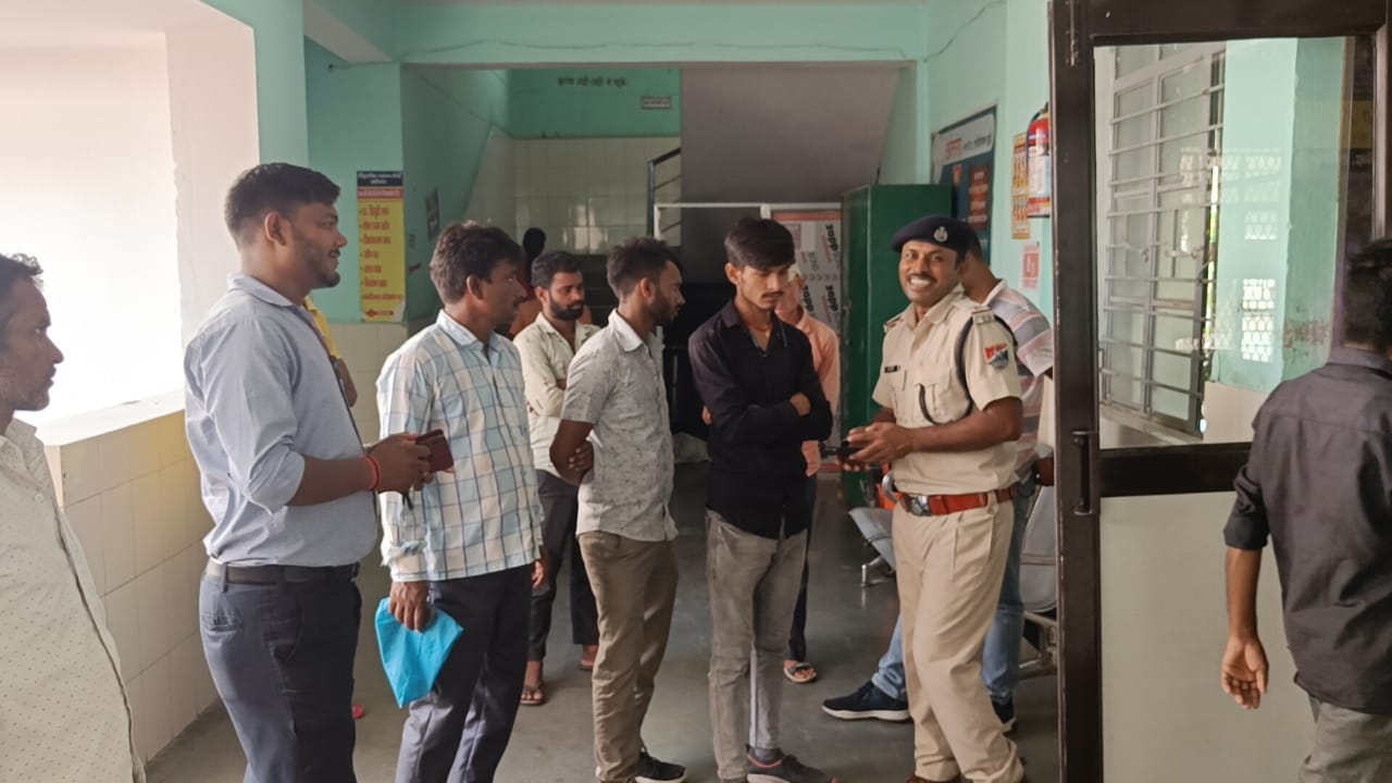 अस्पताल में पहुंचे परिजन।