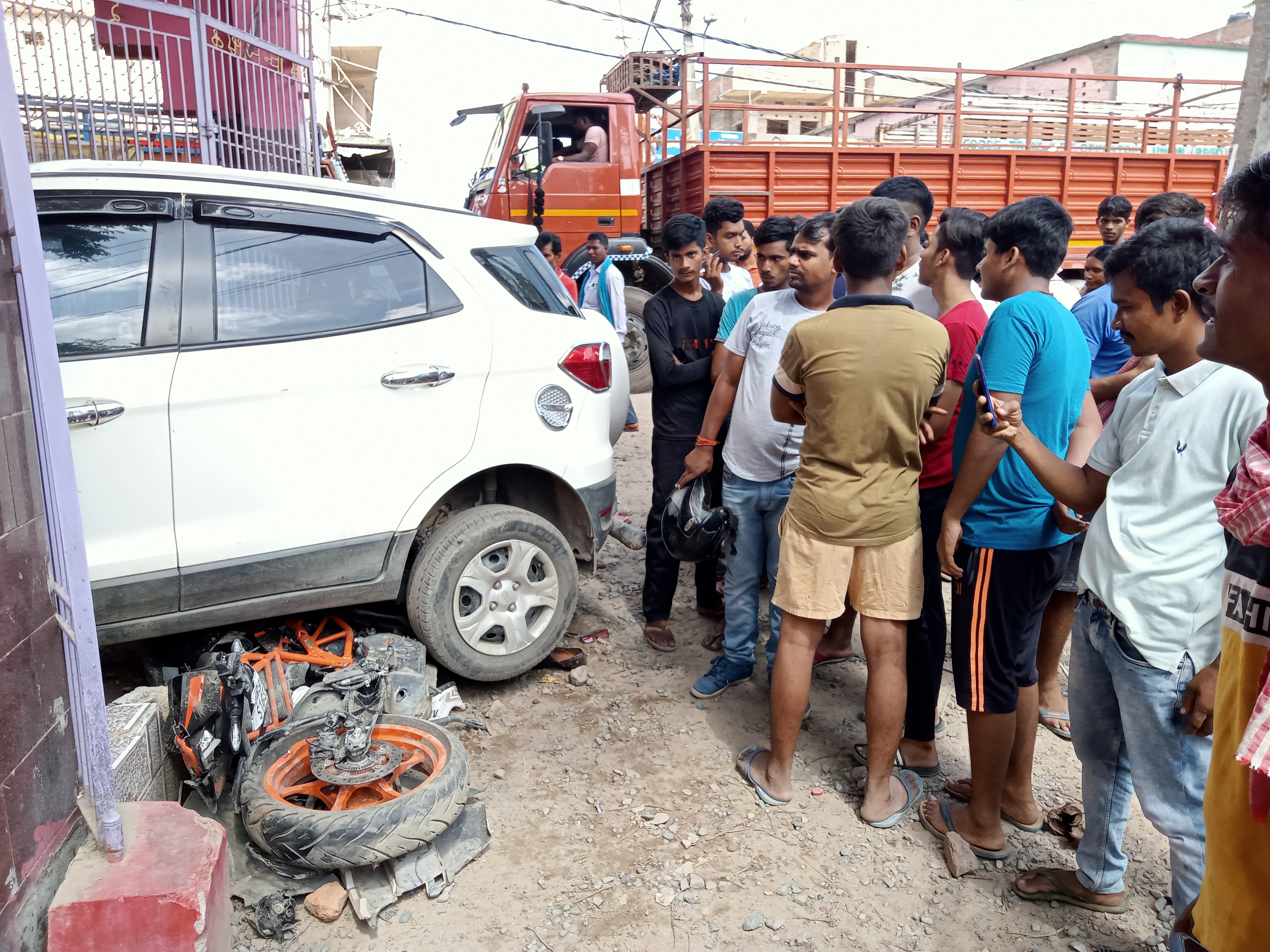 आइसक्रीम फैक्ट्री सहित दो प्रतिष्ठान जलकर खाक, लाखों का नुकसान | Two  establishments including ice cream factory burnt down, loss of lakhs -  Dainik Bhaskar