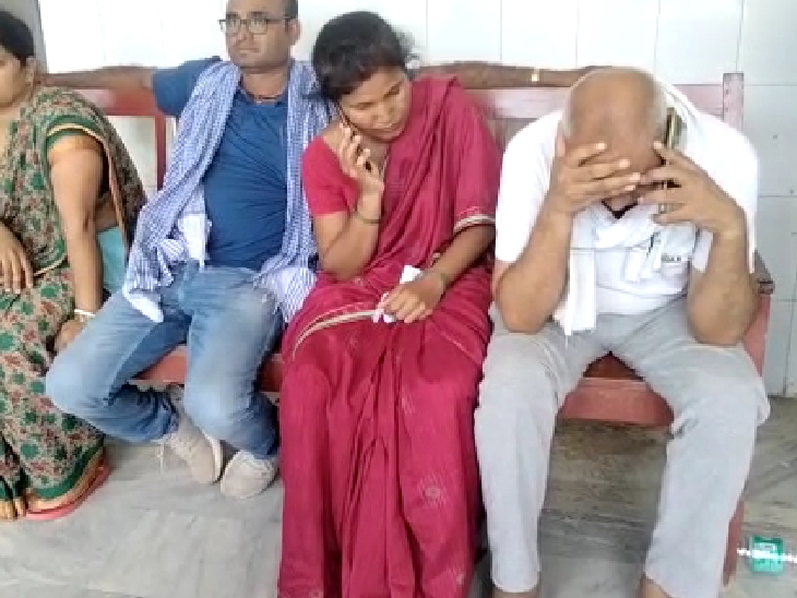 दिनदहाड़े बैंक में घुसे 6 अपराधी, हथियार के बल पर कैश लेकर हुए फरार | 15  lakh bank robbery in broad daylight in Bettiah - Dainik Bhaskar