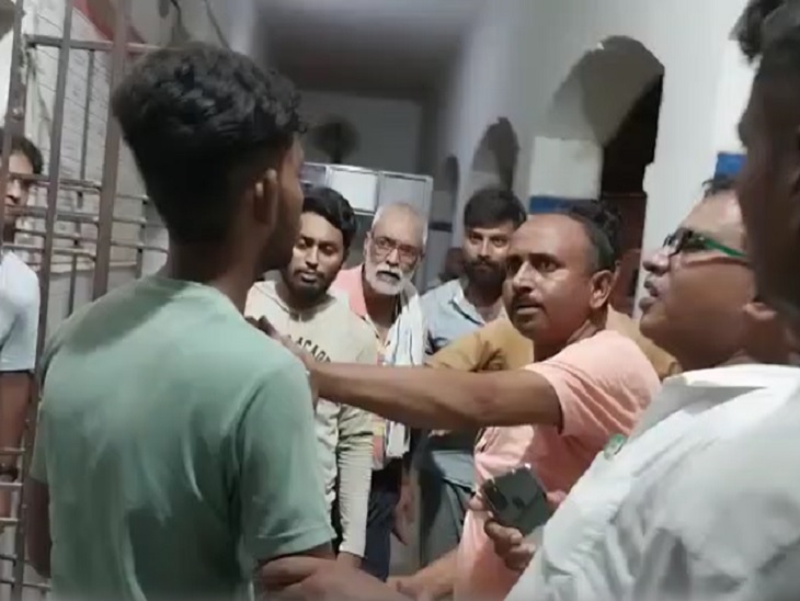 सीवान में मोबाइल चोरी करने के जुर्म में चोर पर लोगों का आक्रोश फूट पड़ा।