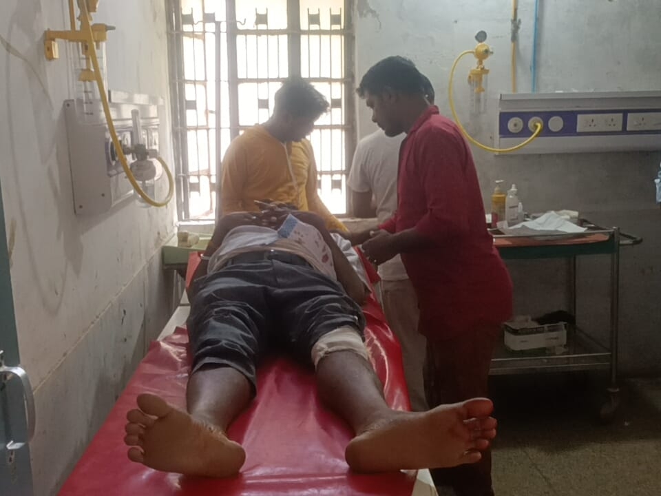 बस चालक की लापरवाही से बाइक चालक की गई जाम, मृतक के भाई ने दर्ज कराई प्राथमिकी | The bike driver was jammed due to the negligence of the bus driver, the