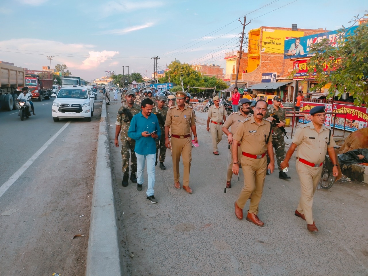 डीएम-एसपी ने अधिकारियों के साथ कांवड़ यात्रा का लिया जायजा।