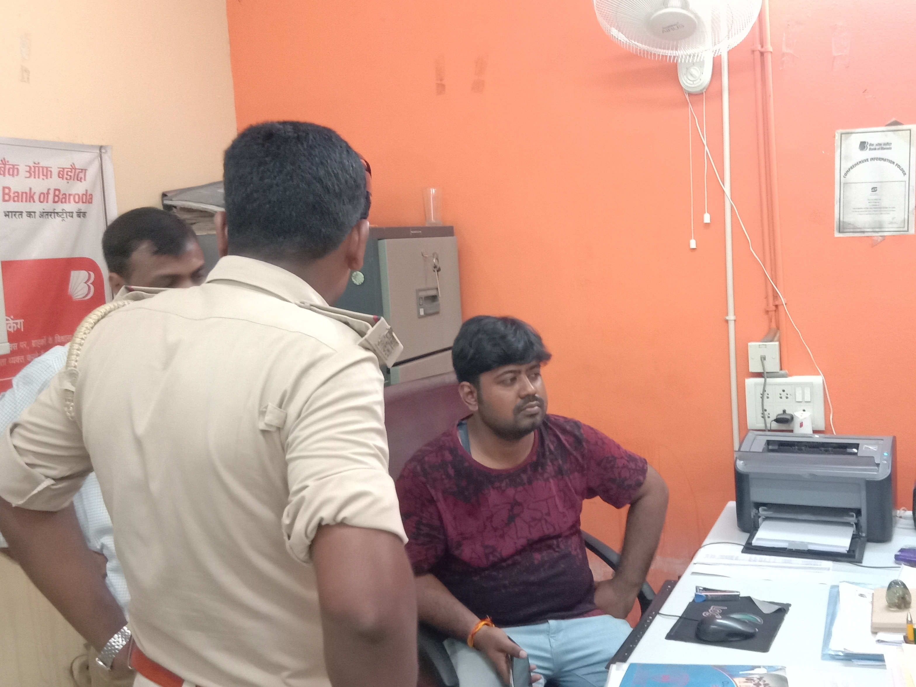 छानबीन करती पुलिस।