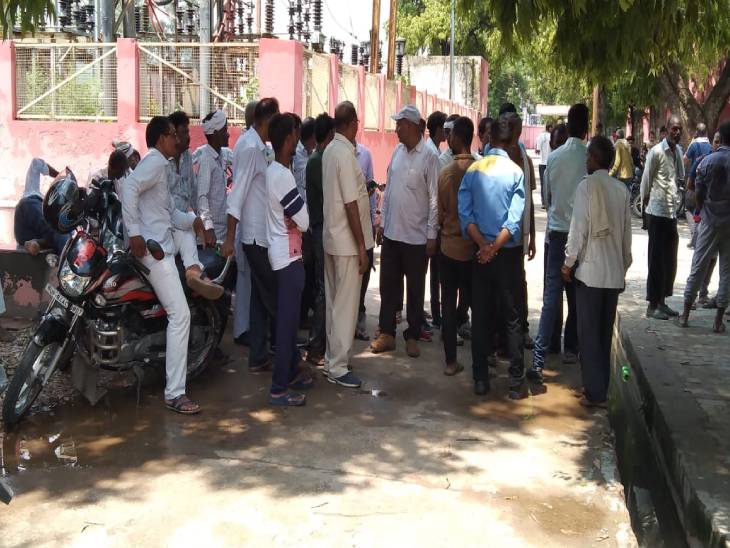 पोस्टमार्टम ग्रह पर एकत्रित भीड़