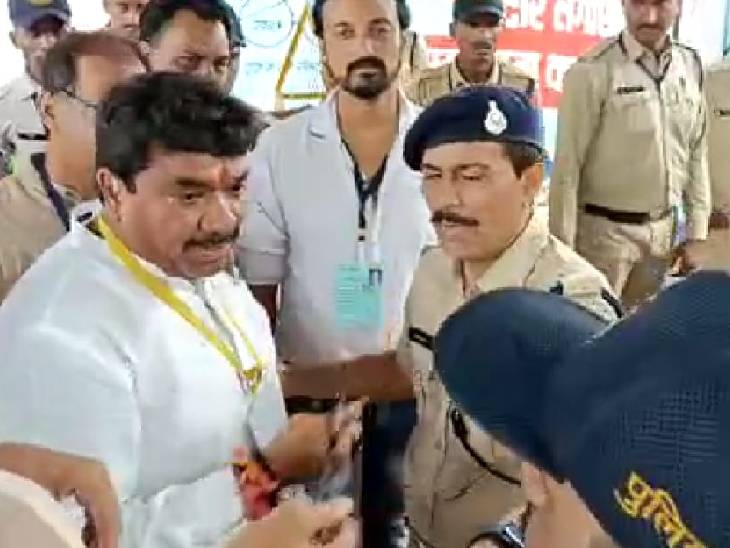 Live Civic Elections Indore Counting: Bjp'S Bhargava Leading By More Than 45 Thousand Votes, Bjp'S Chandu Shinde, Who Was A Four-Time Councilor, Is Behind By 1700 Votes Controversy With Additional Sp Rajesh Raghuvanshi.