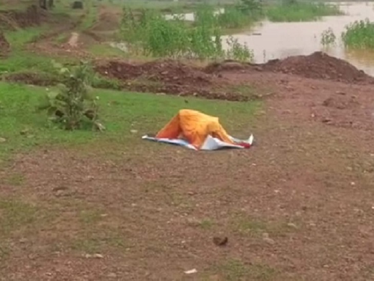 शव के सिर के साथ ही हाथ-पैर भी काट दिए गए हैं। अभी तक उनका पता नहीं चला है।