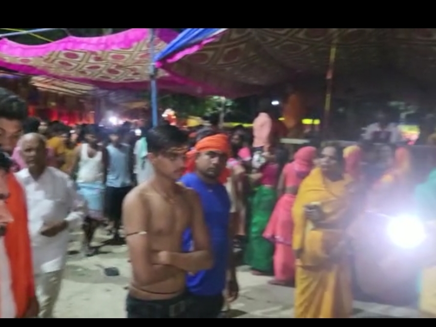 मंदिर परिसर में लगी श्रद्धालुओं की भीड़।